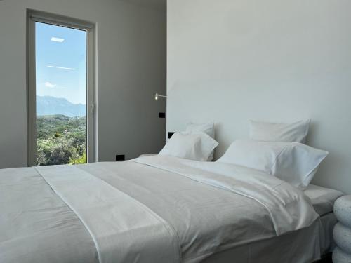 Ένα ή περισσότερα κρεβάτια σε δωμάτιο στο The Cube Luxury Experience, Boka Bay View, Tivat Kotor Bay, Duplex Pool & Terrace