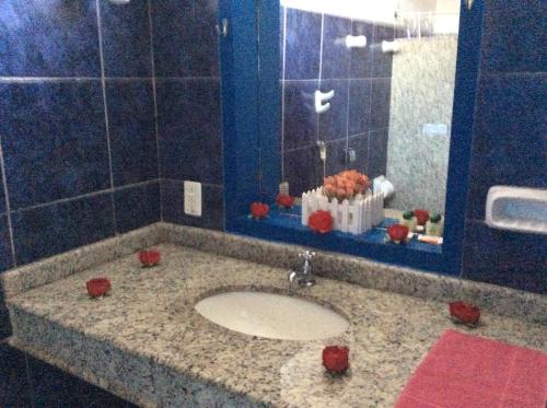 a bathroom with a sink and a mirror at Pousada Villa Del Rey POSSUIMOS GERADOR in Paraty