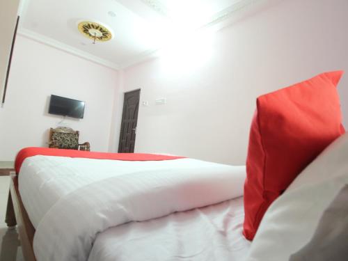 Ένα ή περισσότερα κρεβάτια σε δωμάτιο στο JMS Temple Guest House