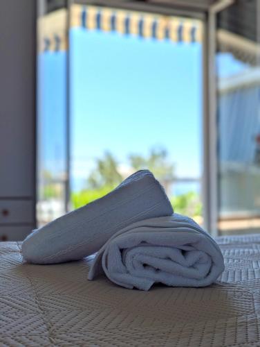 un asciugamano seduto sopra un tavolo di Sea You on the Beach a Amarinthos
