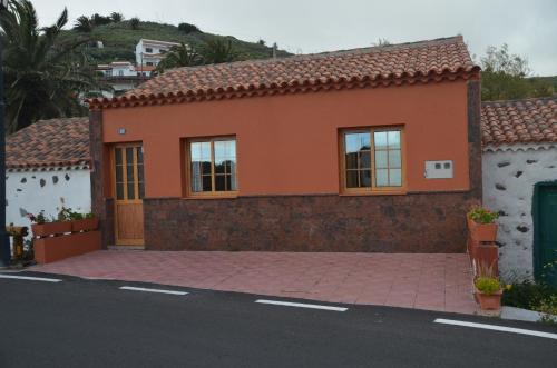 a house on the side of the road at Rural Gomera in Arure