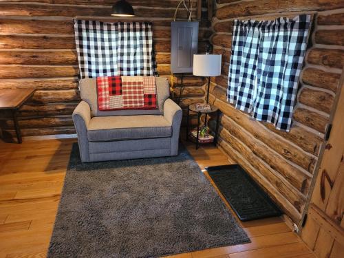 Posezení v ubytování New! The Hideout - Cute And Quiet Rustic Cabin!