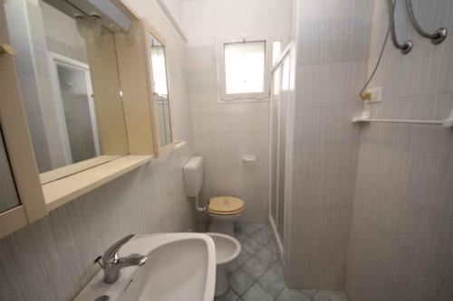 Kúpeľňa v ubytovaní Apartment in Rosolina Mare 25073