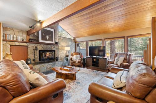 TV a/nebo společenská místnost v ubytování 3 Br Sleeps 7 Hot Tub Foosball Wood Stove Bikes