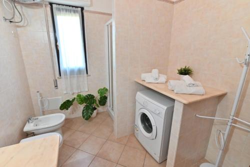 プーラにあるIzzHome TriHappyのバスルーム(洗濯機、トイレ付)