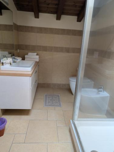 a bathroom with two sinks and a toilet at Casale Elisa Country Hotel in Ladispoli