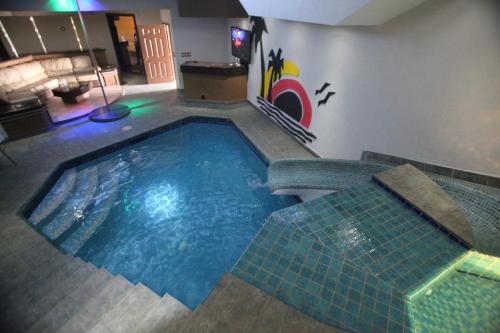 uma grande piscina numa sala de estar com em Motel Mediterraneo em Mexicali
