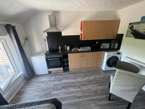 Kuchyň nebo kuchyňský kout v ubytování Tredegar studio flat