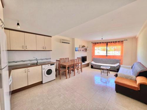 Kuchnia lub aneks kuchenny w obiekcie Miralmar 2 - Apartamento a 50 metros de la playa