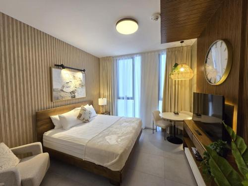 Ένα ή περισσότερα κρεβάτια σε δωμάτιο στο Luxury Apartment in Al Jada Wooden Theme by BlueCloud holidays