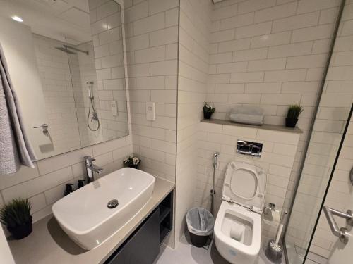 Ένα μπάνιο στο Luxury Apartment in Al Jada Wooden Theme by BlueCloud holidays