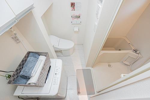 an overhead view of a bathroom with a toilet and a tub at 8 min walk to JR Chuo Sobu Line Station Ground Floor Room 13 min to Tokyo Direct Train to Asakusa Shinjuku Ueno Akihabara 22sqm in Tokyo