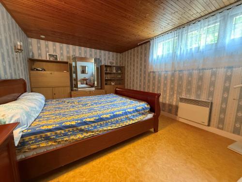 - une chambre avec un lit et un miroir dans l'établissement Jolie maison avec jardin - quartier la Roulière - 4 personnes, à Givrand