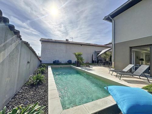Kolam renang di atau dekat dengan La Pool - Suite parentale Piscine privée