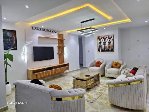 TV a/nebo společenská místnost v ubytování DFW Abodes Luxury Home
