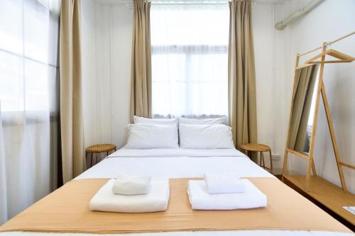 เตียงในห้องที่ Ray's Home,3BR with front yard,walkable to Nimman
