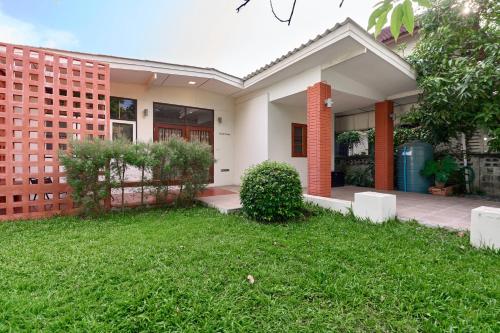 สวนหย่อมนอก Ray's Home,3BR with front yard,walkable to Nimman