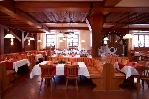 a restaurant with tables and chairs in a room at Zur Post Wellness und Sporthotel in Tännesberg