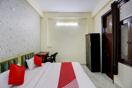 Postel nebo postele na pokoji v ubytování Hotel O Classic Inn