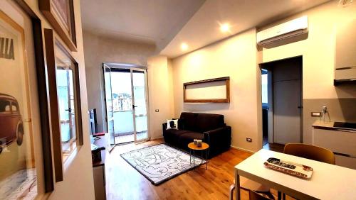 A kitchen or kitchenette at La Milanese, Appartamento Moderno con Balcone - Metro Isola a 2 min