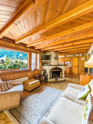 a living room with a couch and a fireplace at Havre de paix aux Diablerets - chalet privé in Les Diablerets