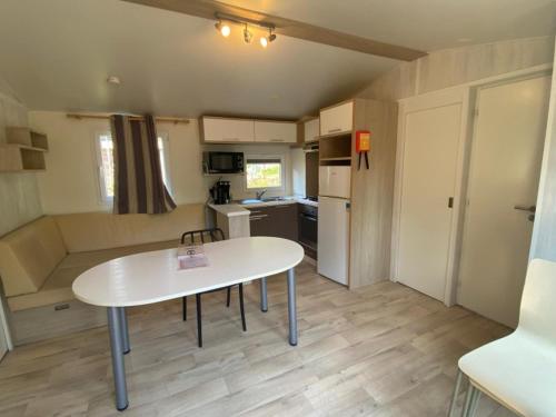 Dapur atau dapur kecil di Mobil-Home à Camiers dans un camping 3 étoiles