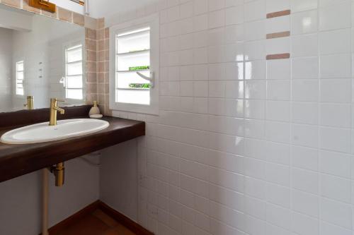 a bathroom with a sink and a window at Villa Maravistah in Saint-François