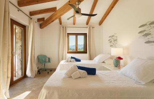 En eller flere senge i et værelse på Can Pou Llenaire