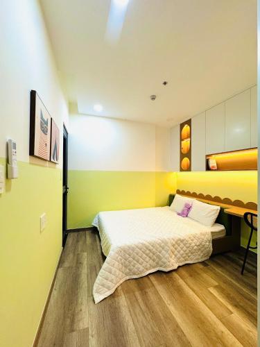 a small room with a bed at Dori House Honas in Dĩ An