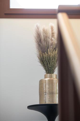 a black and gold vase with a plant in it at Ca' Allegra in Mogliano Veneto