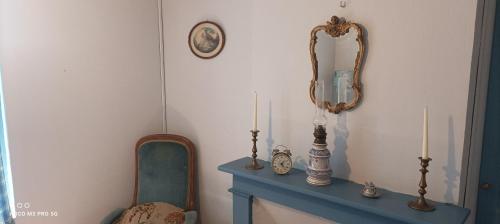a room with a table with two candles and a mirror at Maison Belle Croix in Châtillon-Coligny