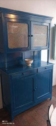 un meuble bleu avec un bol en haut dans l'établissement Maison Belle Croix, à Châtillon-Coligny