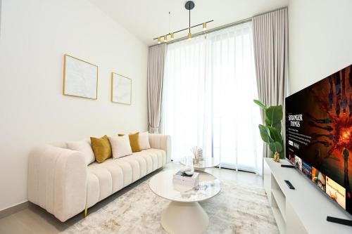 Golden Stays - Binghatti Amber I Modern 1BR Apartment I Balcony, Pool & Gym Access