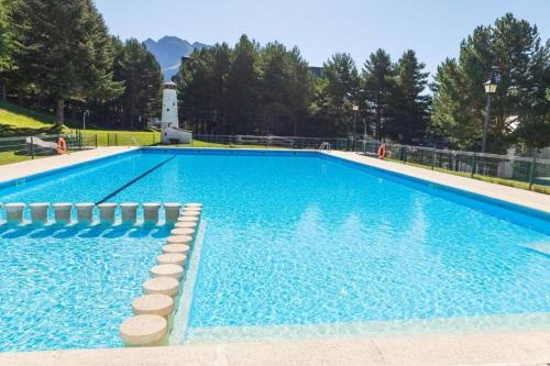 フォルミガルにあるÁtico en Formigal - Parking Privado Incluidoの青い水の大きなプール