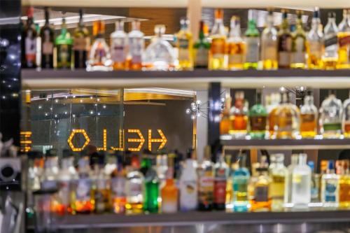 a bar with lots of different types of drinks at Park Plaza Nuremberg in Nürnberg