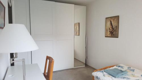 a white room with a bed and a mirror at Wohnung am Hauptmarkt! in Nuremberg