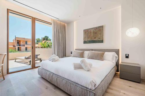 Gotmar Beach Is A Modern في إلبورت: غرفة نوم مع سرير أبيض كبير وشرفة