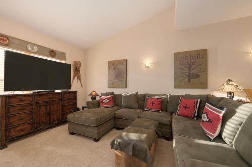 ein Wohnzimmer mit Sofa und Flachbildfernseher in der Unterkunft Waterside West E206 in Fraser