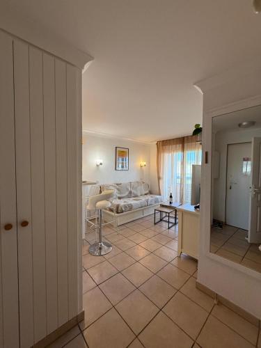 un salon avec un canapé et une table dans l'établissement Tout près des vagues, à Lacanau