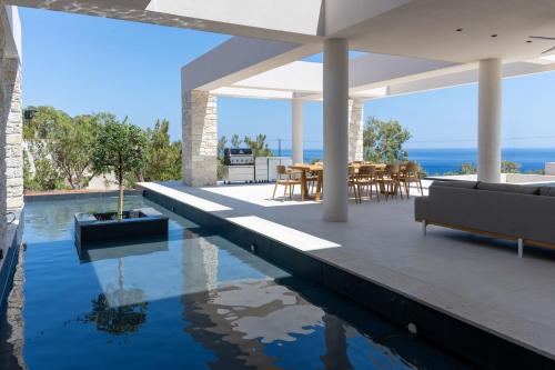 Bazén v ubytování Seanatra Luxury Villas nebo v jeho okolí