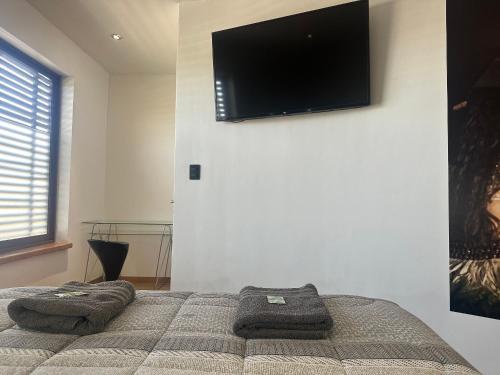 TV a/nebo společenská místnost v ubytování Hotel Inside Santiago, Diseñado para ti.