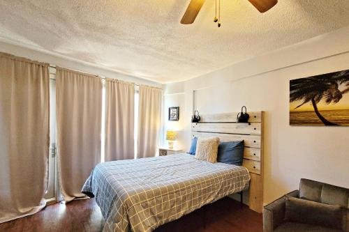 Postel nebo postele na pokoji v ubytování Daytona Inn Beach Resort Unit #236