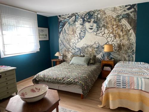 - une chambre avec 2 lits et une fresque murale représentant une femme dans l'établissement les Marronniers, à Vichy