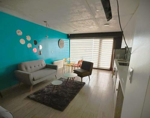a living room with a couch and a table at HOM l Estudio con Vista al mar 3PAX in Valparaíso