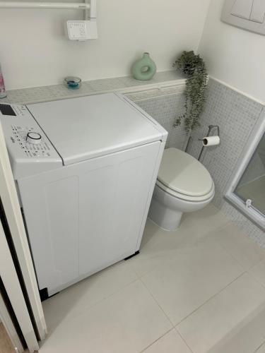 une salle de bain blanche avec des toilettes et un lavabo dans l'établissement Studio rue de France, à Nice