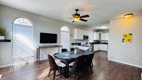 Η κουζίνα ή μικρή κουζίνα στο Stunning duplex in Murrells Inlet A