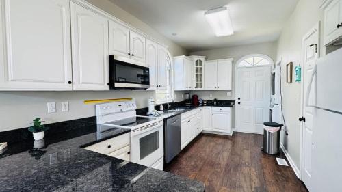 Η κουζίνα ή μικρή κουζίνα στο Stunning duplex in Murrells Inlet A