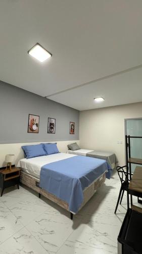 a bedroom with two beds with blue sheets at Hotel Acqua Park in Capim Grosso
