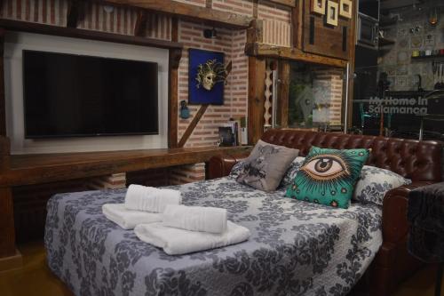 een kamer met een bed met een televisie erop bij Palacio de Congresos by My Home in Salamanca in Salamanca