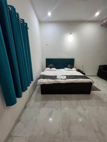 Mayur Hotel Near IMT College, Faridabadにあるベッド